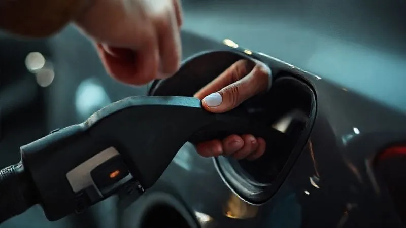 A photorealistic image of a person carefully adding small increments of fuel to a car's gas tank, symbolizing a gradual calorie increase. The car's engine has a subtle glow, representing a metabolism being gently reignited. Cinematic lighting, sharp focus, depth of field, 8K, professional photography. A photorealistic image of a person carefully adding small increments of fuel to a car's gas tank, symbolizing a gradual calorie increase. The car's engine has a subtle glow, representing a metabolism being gently reignited. Cinematic lighting, sharp focus, depth of field, 8K, professional photography.